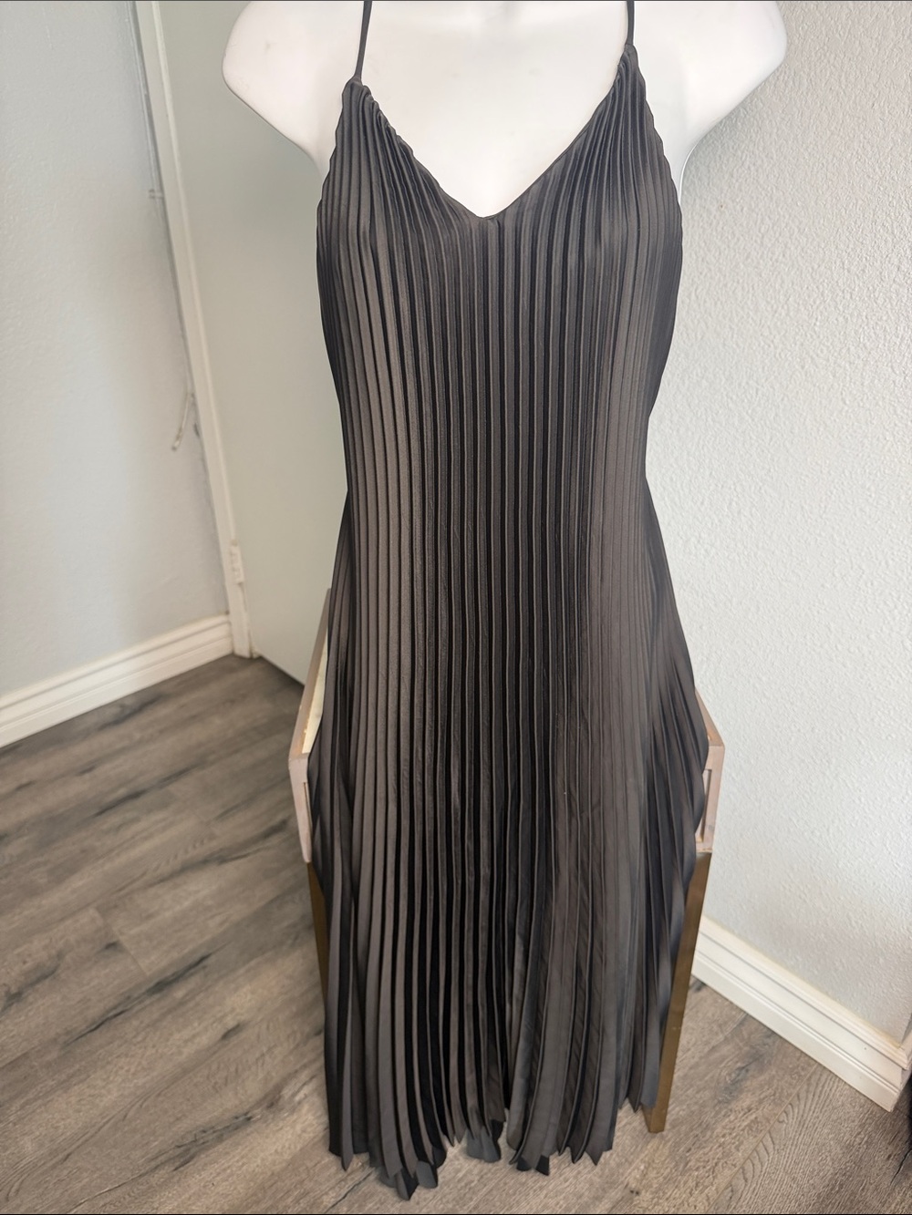 Elegant Black Pleated Maxi Dress with Spaghetti Straps - Picture 6 of 9